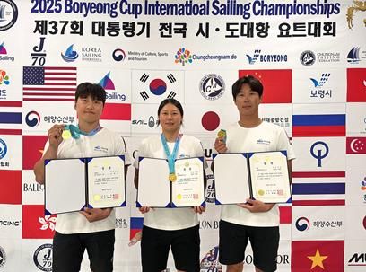 ‘제37회 대통령기 전국시도대항요트대회’에서 금메달을 획득한 여수시청 요트팀 선수들(왼쪽부터 강형중, 이경진, 김창주 선수)