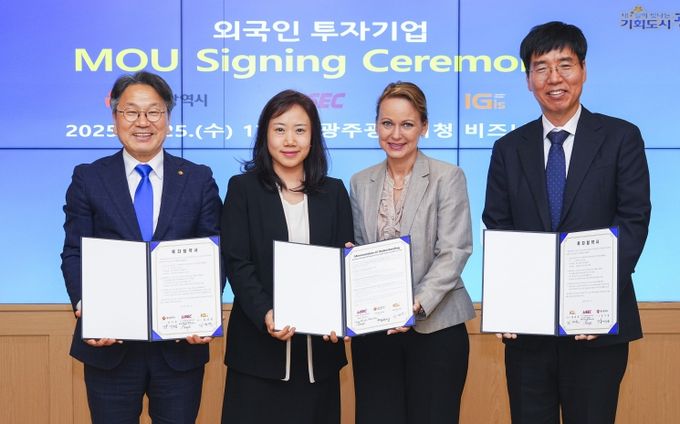 강기정 광주광역시장이 25일 오후 시청 비즈니스룸에서 국내 단열 및 특수유리 가공설비 제조기업 '아이지스', 오스트리아 유리 가공설비 전문기업 '라이섹'과 3자 간 투자협약(MOU)을 체결한 뒤 기념촬영을 하고 있다./광주광역시 제공