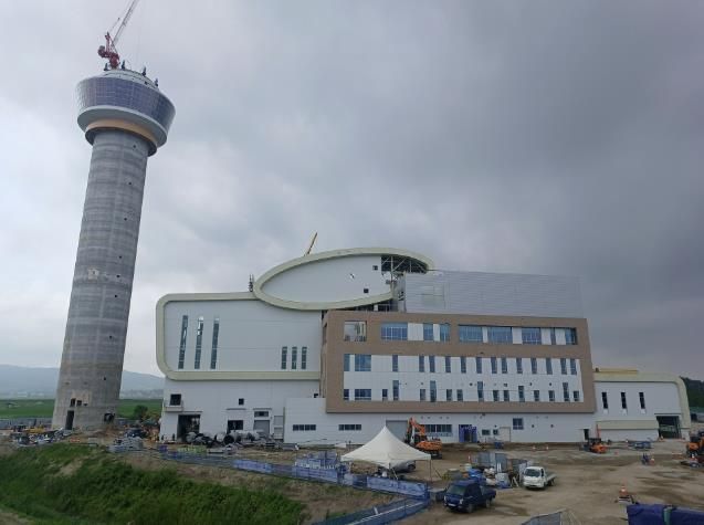 지난 27일 서산시 친환경 체험관광형 자원회수시설의 전망대가 94m에 이르는 굴뚝 상부에 인양됐다.