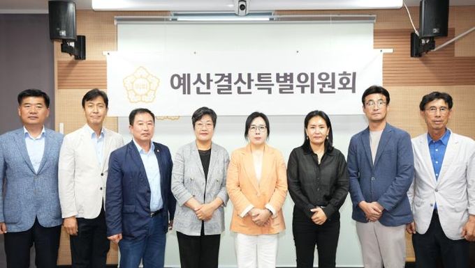 예산결산특별위원회 단체 사진