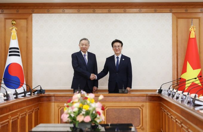 김민석 국무총리가 11일 세종대로 정부서울청사에서 또 럼 베트남 당 서기장을 접견, 인사 및 환담을 나누고 있다.