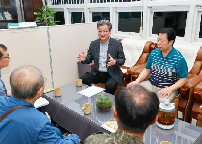 26일 노은2동에서 진행된 ‘2025년 현장행정’에서 정용래 유성구청장이 직능단체 관계자와 차담회를 진행하고 있다.