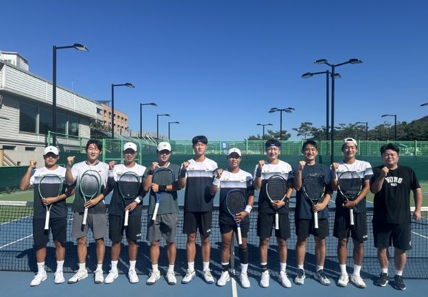 김포시청 테니스팀이 양구군청 테니스 선수팀과 단체사진을 찍고 있다.