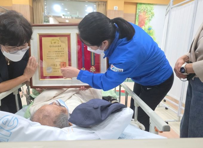 추풍령면 무연고 참전유공자 액자 전달식