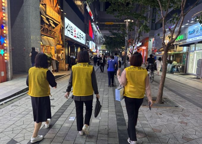 지난 9월 25일 미사문화거리 등 금연거리 일대에서 흡연자 집중 단속 및 계도활동과 금연 캠페인을 진행하는 모습.