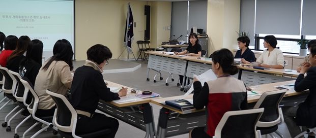 최혜정 인천시사회서비스원 정책연구실 부연구위원이 지난달 말 ‘인천시 가족돌봄청소년·청년 실태조사’ 연구 최종보고를 하고 있다.