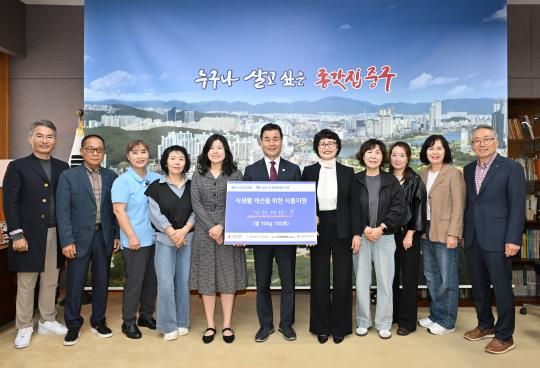 (사)시니어벤처협회 울산지회·울산북구가족센터, 이웃돕기 백미 전달