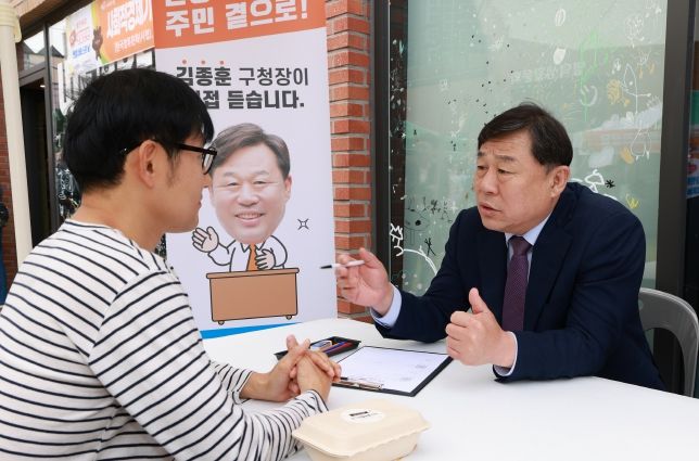 동구는 15일 명덕복합문화광장에서 남목2동 OK생활민원 현장서비스의 날을 운영하고 일상생활 주민편익을 위한 서비스 제공 및 김종훈 동구청장의 구민 고충상담 등을 가졌다.