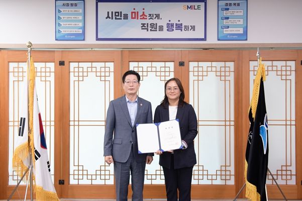 인천시설공단(이사장 김재보, 좌측)은 15일 김연주 인하대학교병원 인천권역심뇌혈관질환센터 예방관리센터장(우측)을 공단의 산업보건의로 위촉했다.