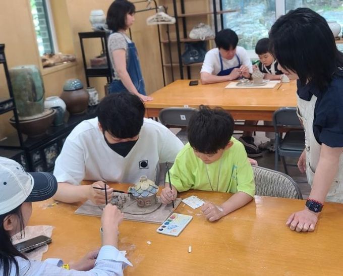 초안산 도자기체험장 체험하는 주민들 모습