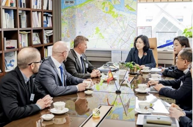 지난해 3월 강동구를 방문해 이수희 강동구청장(왼쪽에서 네 번째)과 면담하고 있는 스페인 세고비아시 Segobex 대표(좌측)