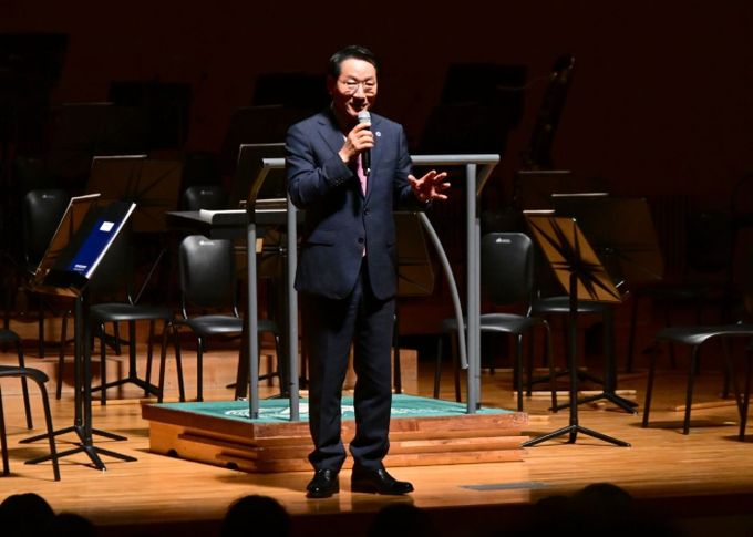 유정복 인천광역시장이 15일 아트센터인천에서 열린 '제61회 인천시민의날 기념음악회'에서 인사말을 하고 있다.