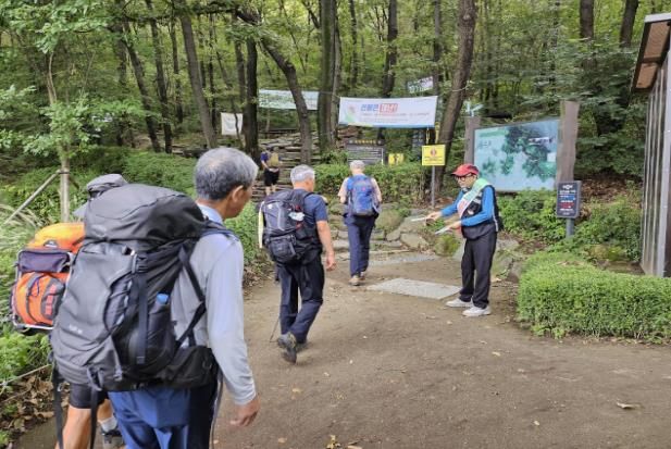 등산 안전 캠페인 활동을 진행 모습