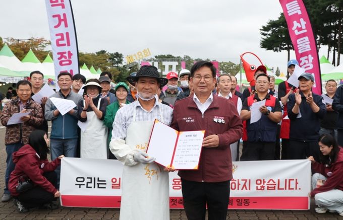 상인들과 함께 다회용기 사용을 다짐하는 박강수 마포구청장