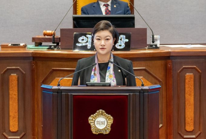 김현정 강남구의회 복지문화위원장이 제330회 임시회 제2차 본회의에서 5분 자유발언을 하고 있다.