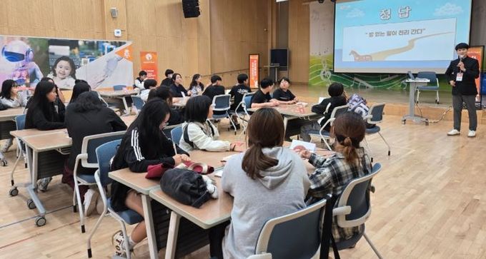 ‘드림-크래프트 청소년 AI진로캠프’ 활동 모습.