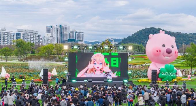 많은 관람객들이 올텐가와 결합한 일러스타 페스를 즐기고 있다