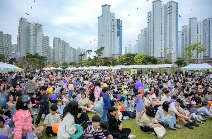지난 19일 신대도서관 잔디광장에서 열린 ‘신트럴파크 북크닉’ 행사를 즐기고 있는 시민들