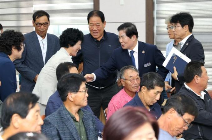 공영민 고흥군수, 군정 현안·주민 소통, 좋아요! (1) -공영민 고흥군수가 지난 10월 16일 도화면사무소에서 열린 이장·부녀회장 연석회의에 참석해 인사하며 소통하고 있다