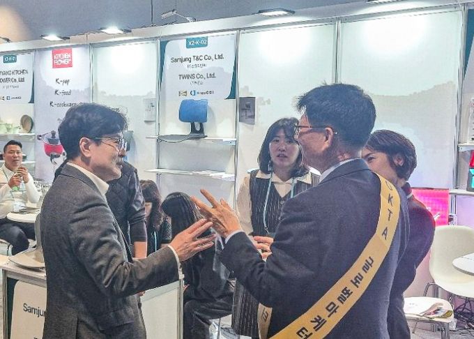 김병수 시장은 지난해 김포 관내 기업들의 유럽 판로 확대를 위해 오스트리아 비엔나에서 열리고 있는 ‘2024 KOREA BUSINESS EXPO VIENNA’에 기업인들과 동행해 글로벌 마케터 현지 미팅, 간담회 등에 참여했다.