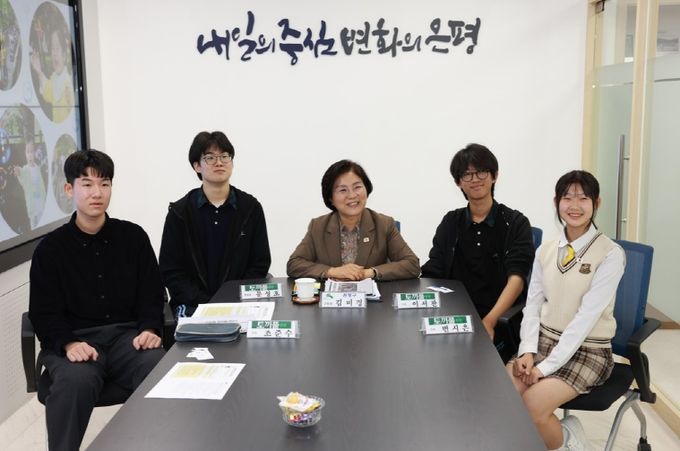 “우리도 궁금했어요”… 중학생 기자단 ‘토끼풀’, 김미경 은평구청장에게 묻다