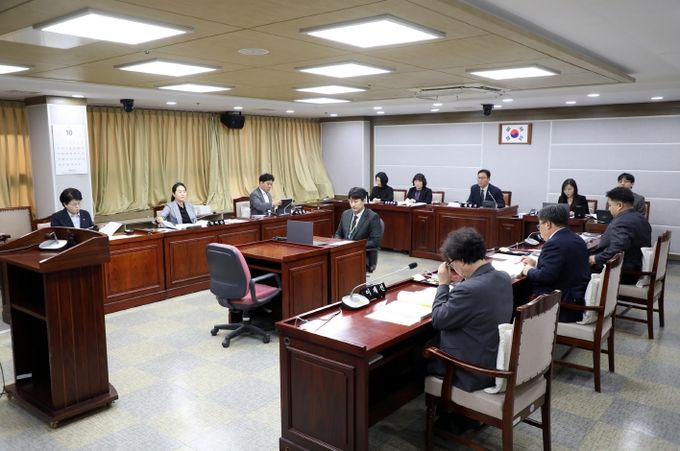 수원특례시의회 환경안전위원회 안건 심사
