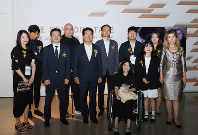서울창작예술센터 장애예술기획전 <감각의 서사> 주요 참석자 (우측 아이수루 시의원)