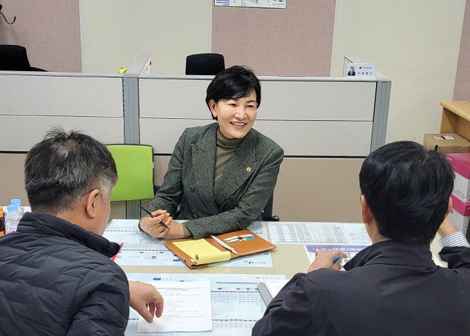 경기도의회 이채명 의원, “도내 프로축구단 활성화 통한 지역 상생 방안 논의”