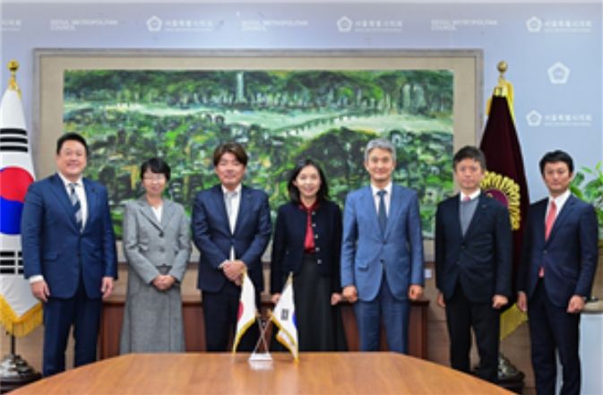 도쿄도의회 방문단과 기념 촬영하는 최호정 의장(가운데)