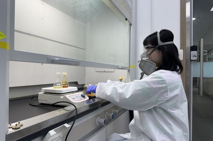 퇴비 부숙도 검사를 위해 분석시료를 훔후드에서 가열하여 분해하는 모습