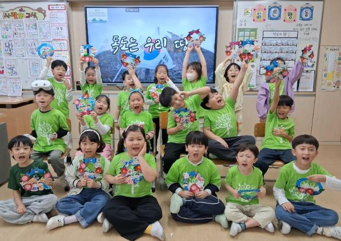 미포초 학생들이 20일 독도사랑 컬러링 원형리스 만들기 활동을 하고 있다