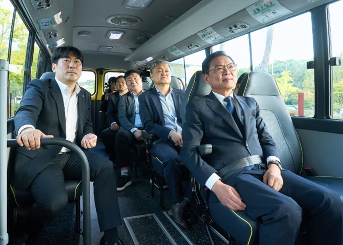 22일 김석필 천안시장 권한대행 부시장 등이 자율주행버스에 탑승해 시승 체험을 하고 있다.