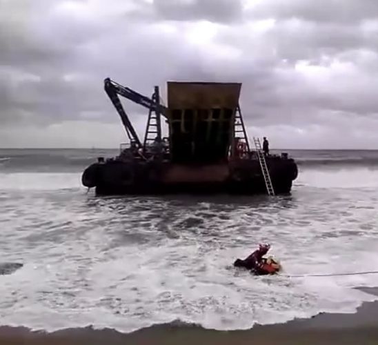 부선 A호 승선원을 구조하고 있는 울산해경