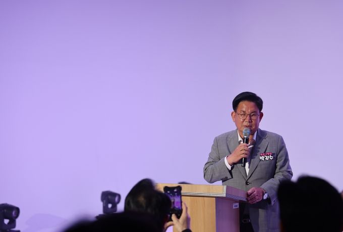 서울디자인고 글로벌 디자인 페스타 패션쇼에 참석한 박강수 마포구청장