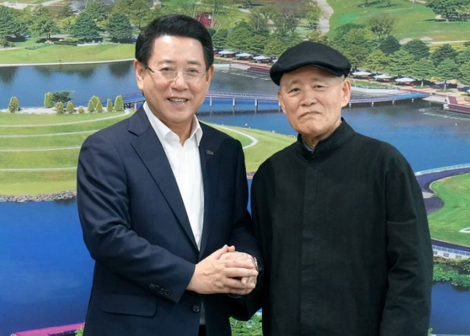 김영록 전라남도지사가 22일 전남 동부지역본부 이순신강당에서 열린 ‘동학농민혁명 재조명 국제학술대회’에 참석해 도올 김용옥 명사, 주요 내빈과 기념촬영을 하고 있다.