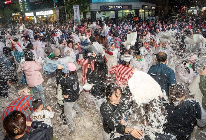 동대문페스티벌 '창작집단 움스'의 '컬러풀 파자마 뭅뭅 - 이제는 자야 할 시간' 프로그램을 즐기는 시민들