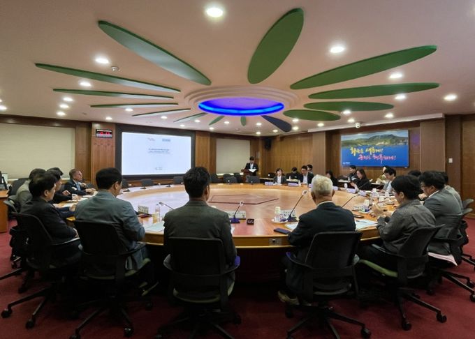 건축사 및 관계자들이 인허가 관련 사항에 대해 논의하는 모습