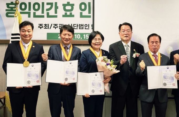 경로의 달 수상자들이 수상을 기념해 한 자리에 모였다.