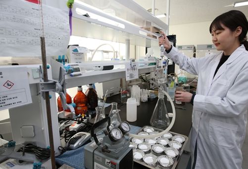 _인천환경공단 환경연구소 직원이 수질실험을 하고 있다.