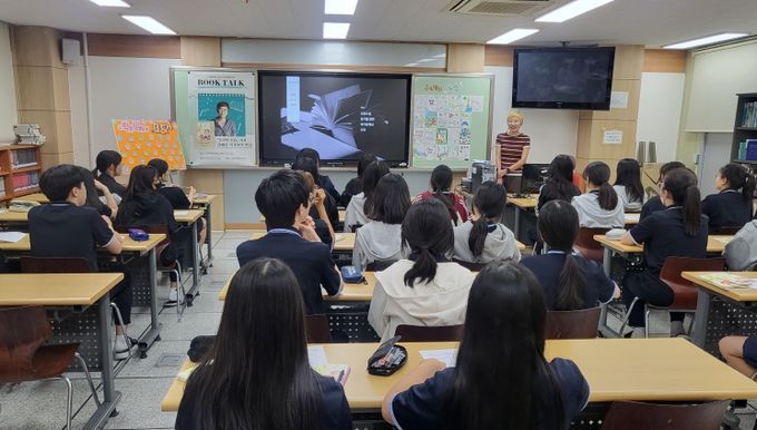 ‘솔라의 정원’ 김혜정 작가가 천안지역 학교에 방문해 청소년들과 소통하고 있다.
