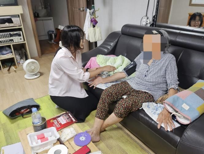 인주면 찾아가는 보건복지팀이 ‘건강 플러스 사업’을 통해 대상자의 혈압을 측정하고 상담을 진행 하는 모습