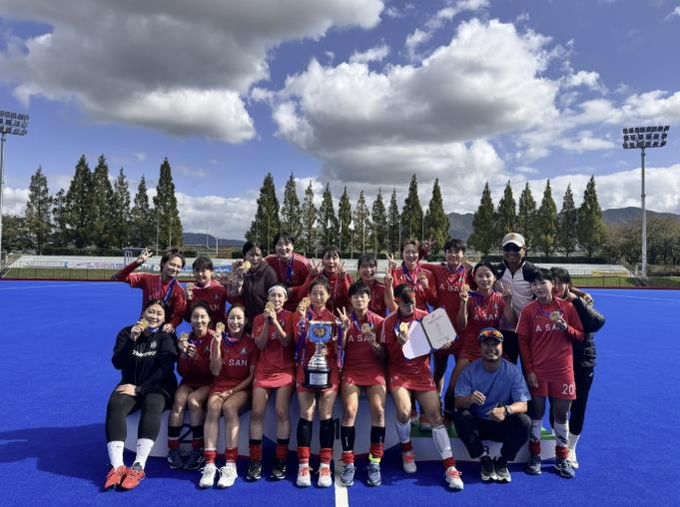 아산시청 하키팀이 경기장에서 기념 촬영을 하고 있다.