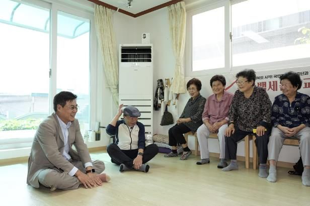 추석연휴를 앞두고 이화경로당를 찾은 정문헌 구청장의 모습