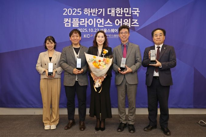 (왼쪽부터) 이순영 한국농수산식품유통공사 ESG경영부장, 이제훈 CJ 온스타일 법무/컴플라이언스팀장, 김은성 한국컴플라이언스협회 이사장, 정흥규 한국전력공사 준법경영실장, 이정욱 소상공인진흥공단 서울지역본부장