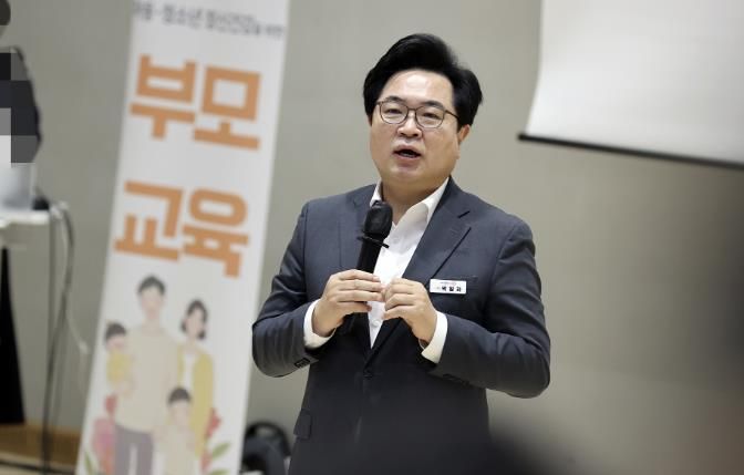 박일하 동작구청장이 지난 5월, 서울 대방동 서울가족플라자에서 열린 ‘2025 아동·청소년 정신건강 부모 교육’에 참석해 인사말을 하고 있다.