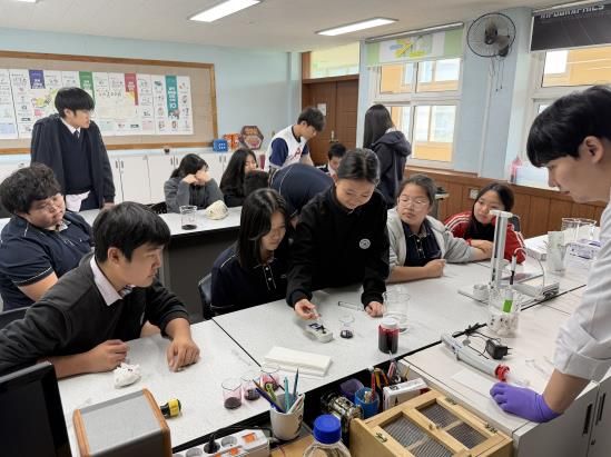 고창식품산업硏, 고창남중학교 대상 진로체험(베리류 당·산도 분석)