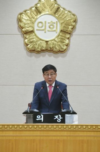 윤창철 의장이 제381회 임시회 제5차 본회의를 주재하고 있다.