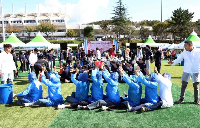 25일 밀양종합운동장 보조구장에서 열린 제5회 5개동 체육대회 행사 모습