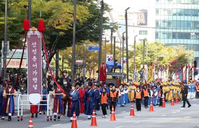 조선의 행렬, 강남을 걷다