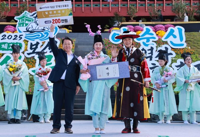 보성군, 전국 최초 ‘제1회 보성 열선루 이순신 장계 쓰기 대회’ 성황_문금주 국회의원(왼쪽), 일반부 대상 서은애(전남 순천, 36세), 김철우 보성군수가 수상을 축하하고 있다.